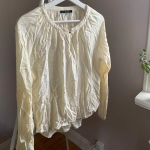 Benvit blus från Åhléns i storlek 3 - 🦴 Benvit blus från Åhléns i storlek 34. Don’t mind the skrynklighet, denna har legat nedpackad för länge. Superfin blus med rundad krage med knäppning, samma vid ärmslut. Inget att anmärka på i skicket. SKICKAS med postnords för 63kr, spårbart kan ordnas.