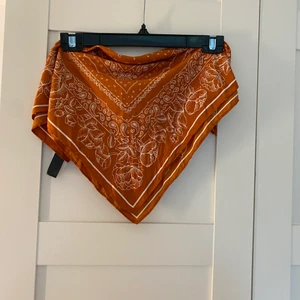 Knytlinne i stl S  - Jättefint knytlinne som jag tyvärr har växt ut så där blir det tyvärr inga bra bilder. I storlek S från Hm. Man skulle även kunna använda detta som ett hårband. Säljer för 20 kronor + frakt runt 30 (spårbart) 