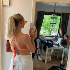 Fest topp - Orange fest topp från shein. Köpt för 40kr. Kommer inte till användning längre. Sjukt fin i ryggen som gör hela looken. 