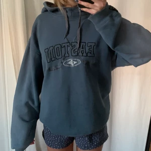 Easton hoodie - Blå hoodie från märket Easton🤍