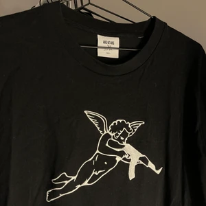 One of one - Säljer min one of one tshirt som bara legat i garderoben sedan den släpptes. Storlek S. Pris går att diskutera.