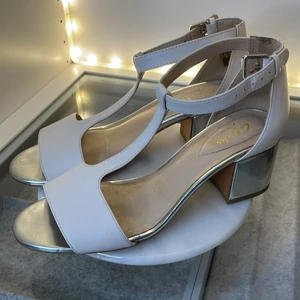 Vita sandaler  - Storlek 37 