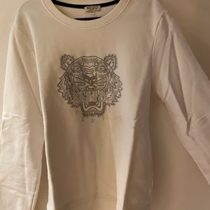 Kenzo tröja  - Vit Kenzo tröja med tryck av vita och silvriga stenar. 