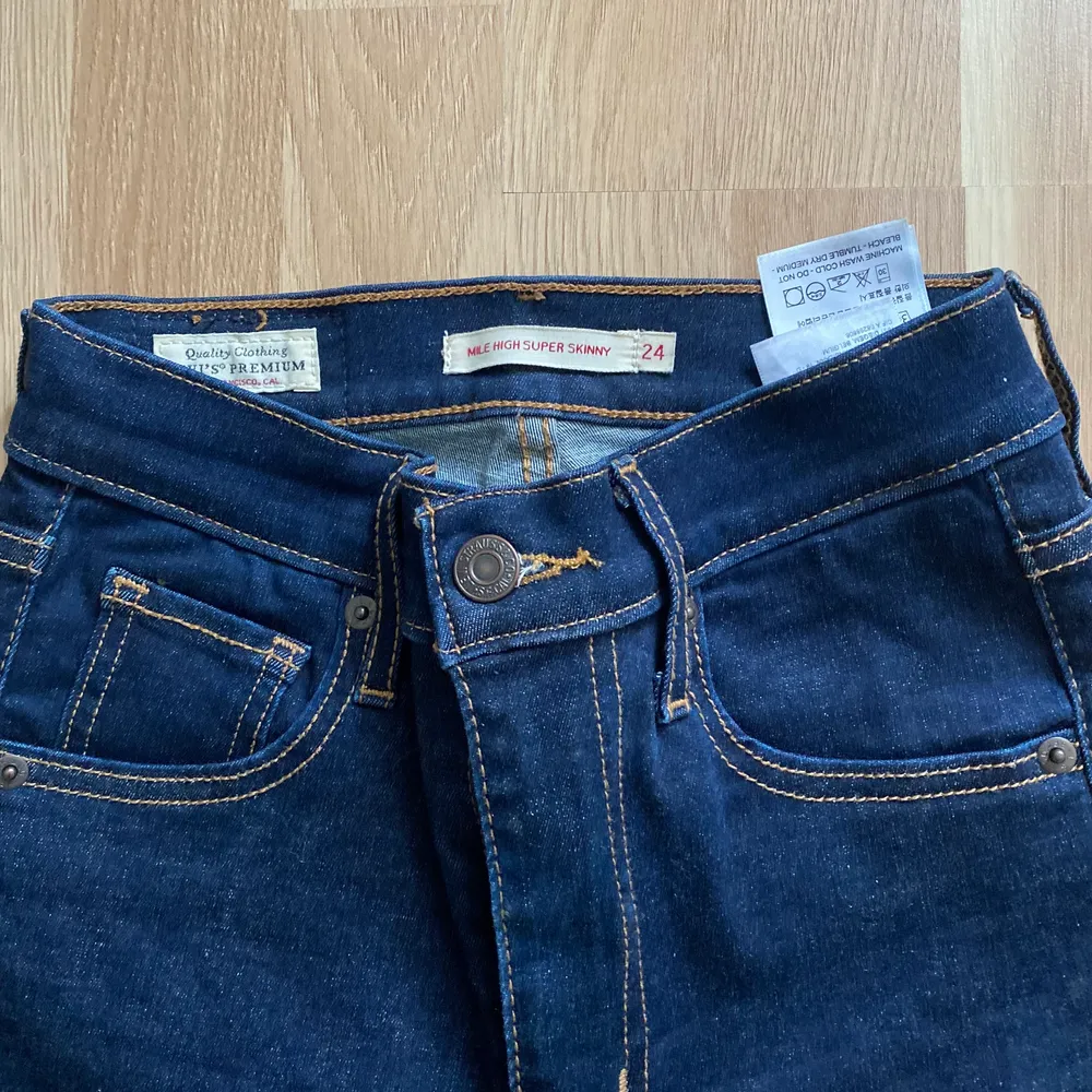 Helt nya, oanvända Levi’s jeans. . Jeans & Byxor.