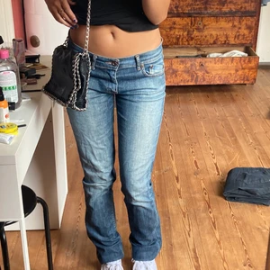 Lågmidjade jeans - Lågmidjade jeans som är sjukt snygga och har coola fickor, är litte litte långa för mig som är 170 cm, skriv för mer frågor eller mer bilder💞