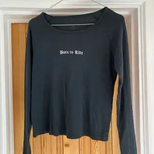 Svart topp med tryck från Brandy Melville, sparsamt använd. 