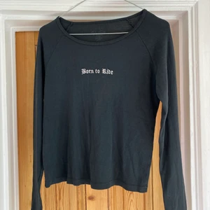 Topp Brandy Melville - Svart topp med tryck från Brandy Melville, sparsamt använd. 