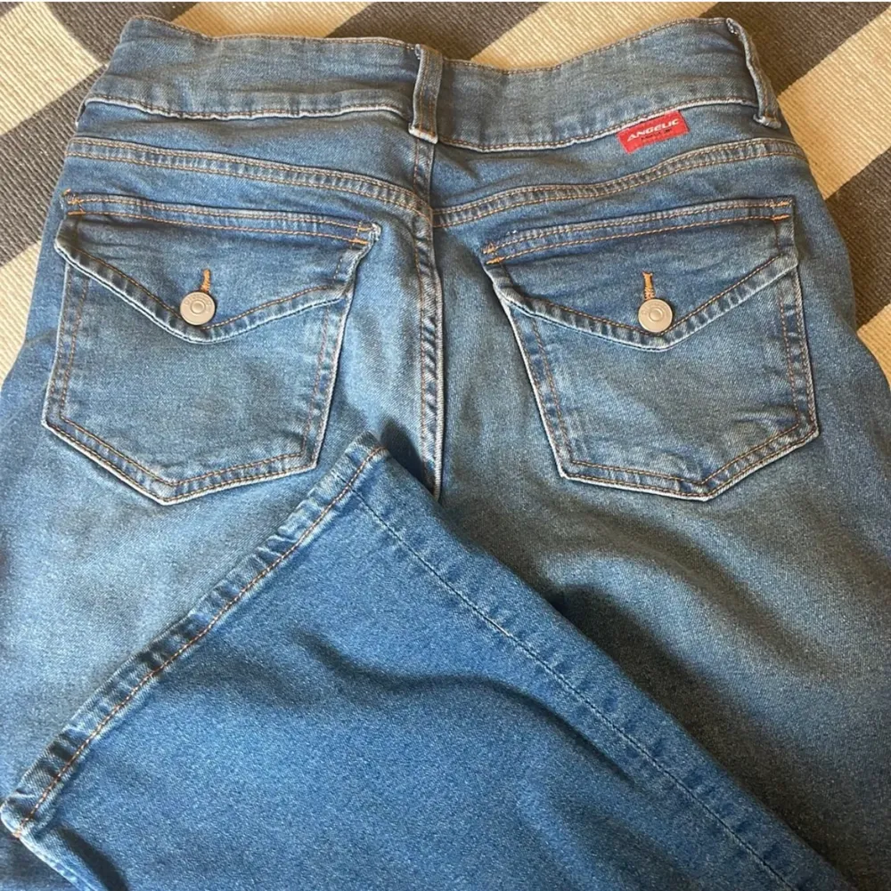 Helt slutsålda på HM, otroligt snygga  lågmidjade bootcut jeans i storlek 36 har aldrig kommit till användning . Jeans & Byxor.