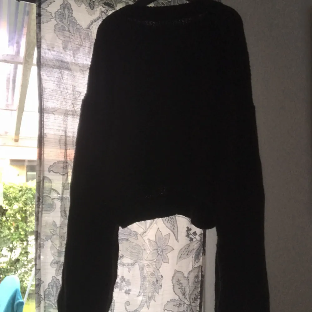 Säljer denna fin svarta stickad tröjan ifrån hm i storlek s. Tröjan har ballongärmar så den är lite lösare i armarna. Tröjan är använd 1 gång. Kontakta mig om du är intresserad eller om du vill ha mer info om tröjan👍☺️. Neuleet.