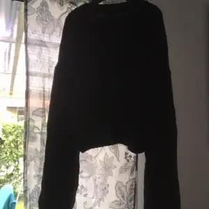 Säljer denna fin svarta stickad tröjan ifrån hm i storlek s. Tröjan har ballongärmar så den är lite lösare i armarna. Tröjan är använd 1 gång. Kontakta mig om du är intresserad eller om du vill ha mer info om tröjan👍☺️