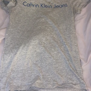 T-shirt - Calvin Klein t-shiet storlek xs