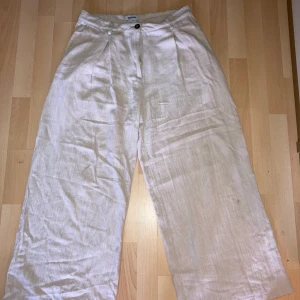 Weekday linnebyxor  - Säljer dessa fina linnebyxor från weekday. Använt som oversized så kan passa storlek 40. Köpt för 500kr