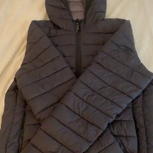 Hangten jacka  - Den kommer inte till användning, inga skador på jackan 