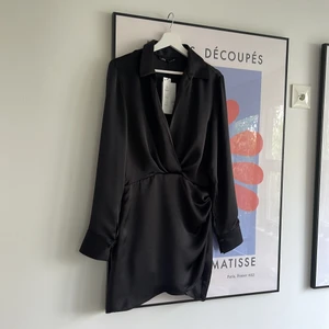 Siden klänning - Säljer en oanvänd klänning från zara i siden material. Säljer den pga för liten och hann ej lämna tillbaka den. Super fin!! Ord pris 399kr