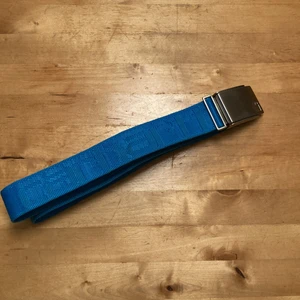 Blåt Carhartt bälte  - Ljus blått Carhartt bälte. Är köpt  begagnat. Lite svårt att skystera stolek på bältet. Möts gjärna upp i Stockholm. Tar helst swish. 