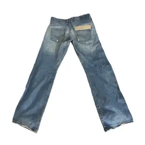 låg/mid y2k jeans från levis😵‍💫😵‍💫 midjemått: 87cm ish, innerbensmått: 82cm