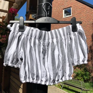 Topp - Söt offshouldertopp köpt i Italien. Strl XS/S⭐️