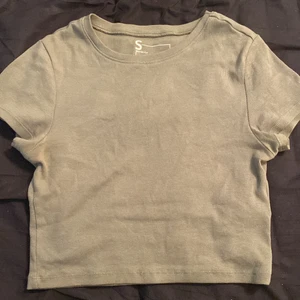 Topp  - Jätte fin crop top i färgen olivgrön, använd endast 2 gånger. I stolek S men passar även Xs och M! Skriv för fler bilder❤️