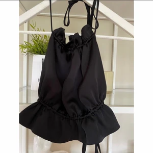 Gina tricot topp  - Topp med öppen rygg från Gina tricot. Storlek M