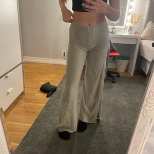 Vida mjukisbyxor - Byxor i såå skönt material från bershka.  Knappt använda Köpare står för frakt 