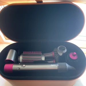 Intressekoll Dyson airwrap complete long - Jag kollar nu intresse för min nya Dyson airwrap. Endast testad och säljer den pågrund av att den inte fungerar på min hårtyp. Köpt från deras hemsida så kvitto och originalförpackning finns. Hör av er vid intresse.