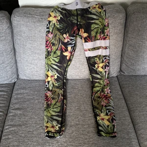 Stronger vietnam tights  - Använda ett par gånger men fortfarande i bästa skick! Säljer pga för små i midjan.