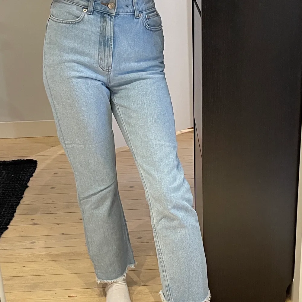 Snygga jeans från Nakd i fint begagnat skick. De har ett litet märke från en extra knapp (sista bilden) men annars i fint skick. Jag är ca 1,65 lång . Jeans & Byxor.