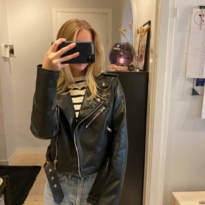 Skinnjacka  - Jättesnygg skinnjacka från Pull&Bear. Strl M men passar mig som vanligtvis bär XS.  Passar perfekt nu till hösten! 