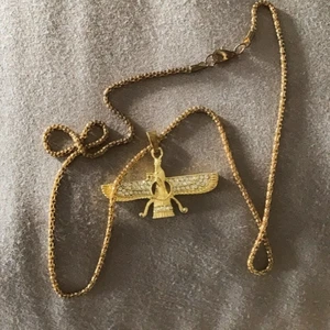 ”Faravahar Persian Symbol” | Halsband - Ett av våra mest sålda halsband, ett persiskt guldfärgat ”faravahar” halsband, unisex.