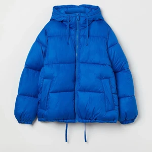 blå jacka - säljer mina populära blåa jacka från H&M som inte går o få tag i längre!💙använf typ 3-4 gånger inte mer!kom privat för bilder på!💙 
