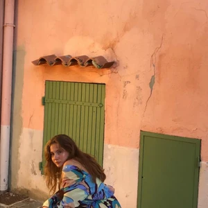 WEEKDAY klänning  - En underbar mönstrad klänning som är så snygg att använda på massa olika sätt. ✨Knäppning där fram och i ärmarna🪷. Säljer pga växt ur den. 🥹köparen står för frakt. 