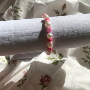 Rosa armband - Armbandet PINK DRINK är en nykomling i min shop, det är helt handgjort och är superfint! 💕    Det som är ett behov om du köper är att du måste mäta din storlek, då mäter du runt din vrist, antalet cm är din storlek💗    frakt: 12kr   insta: Smileyyjewelry