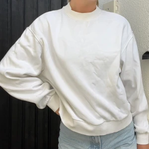 Weekday tröja - Fläckfri då den är använd 1 gång, med andra ord som ny!