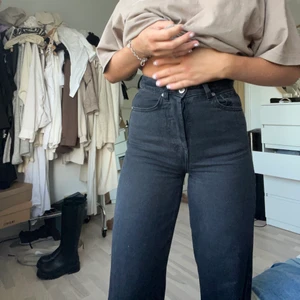 Svarta jeans  - Jättefina jeans ifrån bikbok som jag inte använder längre pågrund av att dom blivit försmå i midjan. Bra skick