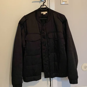 H&M bomberjacka  - Svart, lätt glansig bomberjacka från HM i st 40. Lätt fodrad, perfekt höstjacka! Väldigt bra skick, inga skavanker.
