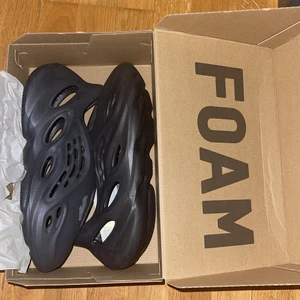 Yeezy  - Yeezy Foam runners onyx  Storlek 46 Oanvända 
