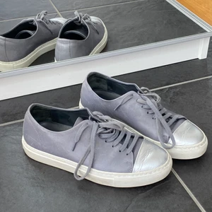 Axel Arigato  - Ett par superfina sneakers som är använda max 3 gånger och är i superfint skick! Superskönt skor i storlek 35. Jag är en 36:a så skulle säga att skorna är 35/36<3