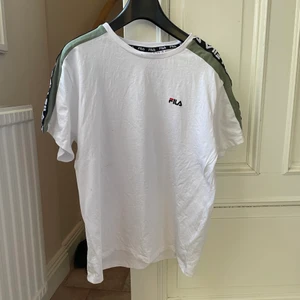 Fila T-shirt  - Säljer en fila tshirt , som bara är använd en gång. Säljer pga fel storlek. Köpare står för frakt 