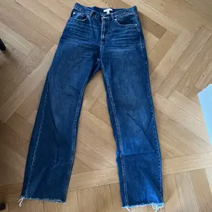 Mörkblåa superfina jeans i storlek 36 från HM som tyvärr är för små. Säljes för 100 kr + eventuell frakt💕