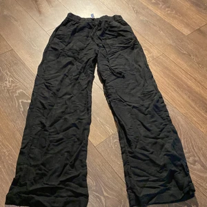 Svarta linnebyxor  - Ett par svarta linnebyxor som aldrig är använda pga för små för mig. 