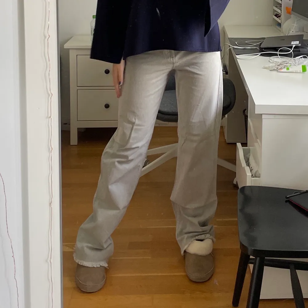 Zara jeans i storlek 36, köpta för 600, använda en gång så nyskick ✨, högmidjade och långa i benen (jag är 175 cm) Ändast använda 1 gång!!. Jeans & Byxor.