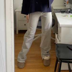 Zara JEANS😍 - Zara jeans i storlek 36, köpta för 600, använda en gång så nyskick ✨, högmidjade och långa i benen (jag är 175 cm) Ändast använda 1 gång!!