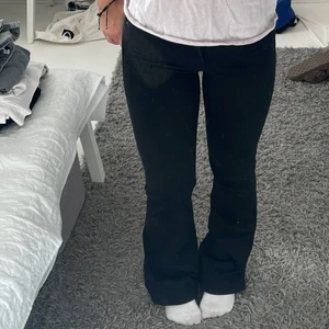 bootcut jeans - svarta bootcut jeans från pull and bear i storlek 34