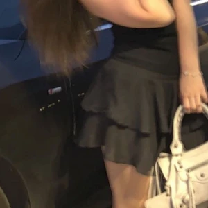 Volang kjol svart - säljer denna sjukt fina volang kjolen i svart tror den är från zara! Vet ej💕