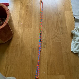 Jättelång wacky track! - En jäääättelång wacky track! Går upp till dörrhandtaget och lite till! Man kan hoppa hopprep med den😅! Endast 34 kr! 56 kr i frakt! 