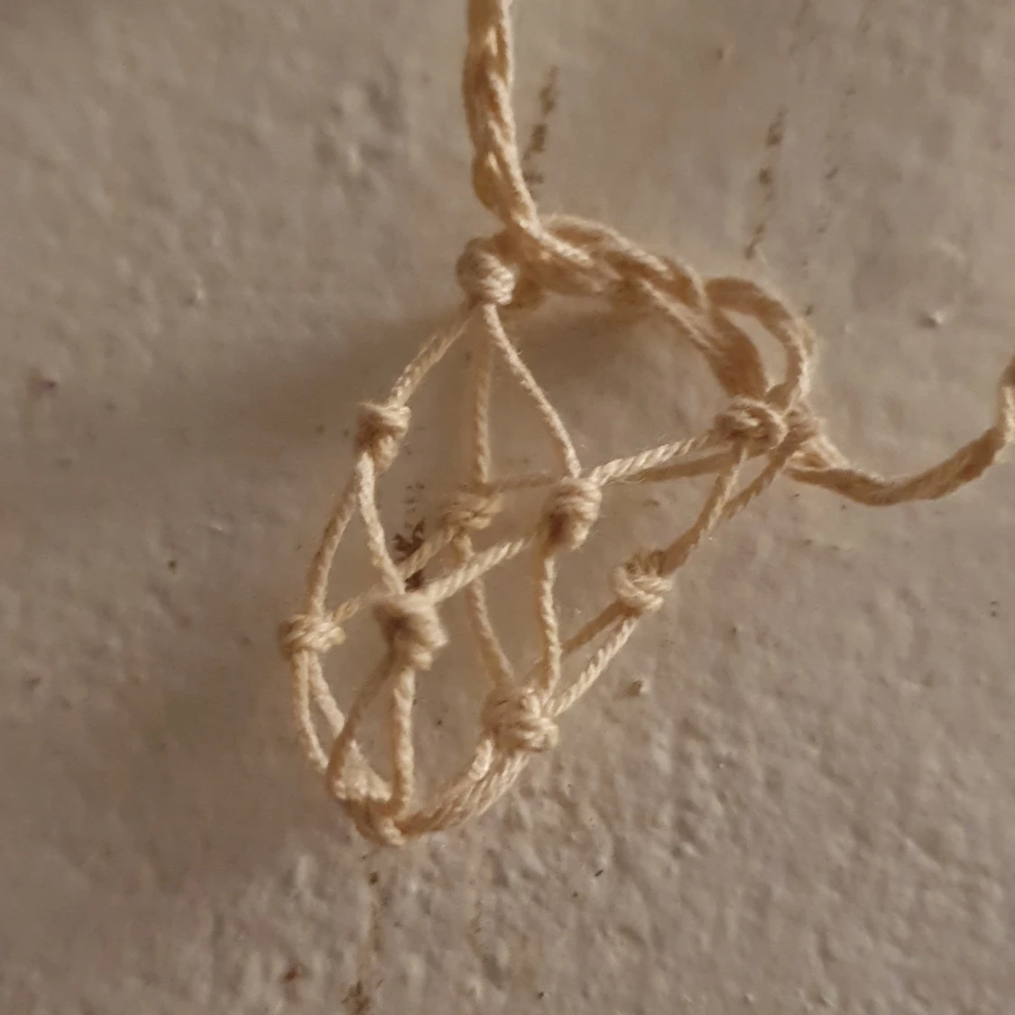 Knutet halsband till kristaller. - 91