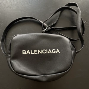 Snygg svart väska - Helt ny oanvänd svart axelremsväska. Kommer inte till användning varav att jag säljer den 🥰