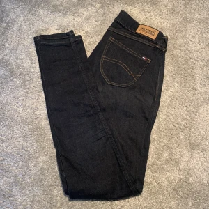 Tommy Hilfiger jeans 28/32 - Som nya Tommy Jeans modell Sophie Skinny ndst sky. Mörkblå stretch super snygga 28/32