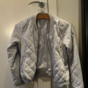 Quiltad jacka - Babyblå quiltad jacka från Jacqueline de Yong. Säljer då den blivit liten på mig 🤍