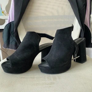 Skor - Svarta klackskor som är näst intill oanvända. Ca 8-10 cm klack 